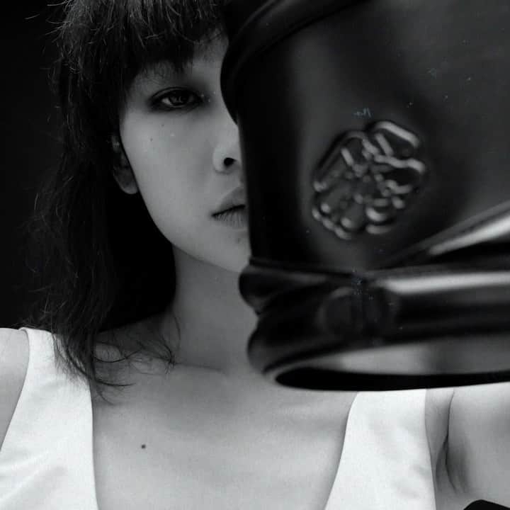 チョン・ホヨンのインスタグラム：「@AlexanderMcQueen x @dazedkorea  #McQueenCurve #커브백 #광고」