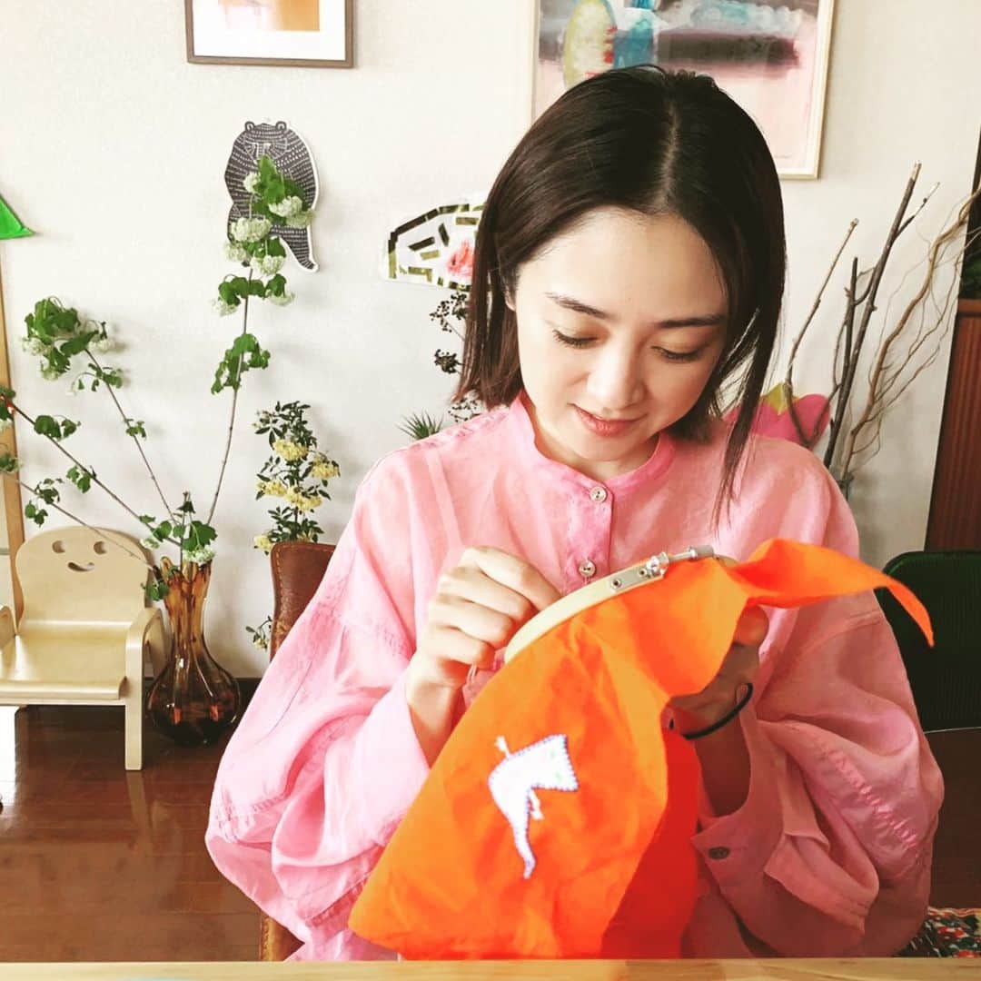 安達祐実さんのインスタグラム写真 - (安達祐実Instagram)「❤︎❤︎❤︎ 幼稚園で使うランチョンマットに、 妖怪の刺繍をする母。」4月22日 15時09分 - _yumi_adachi