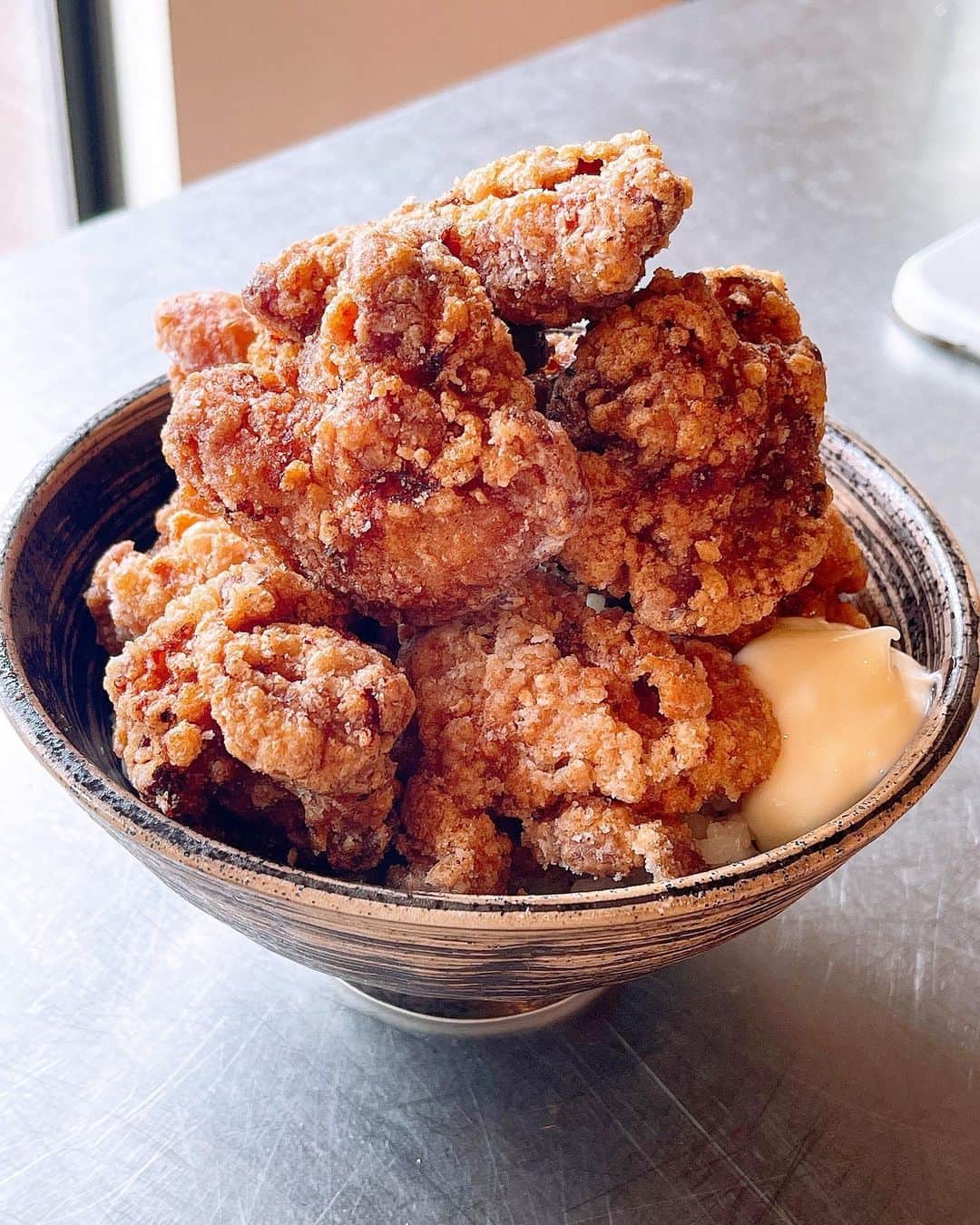 みきママさんのインスタグラム写真 - (みきママInstagram)「【中津の唐揚げ風です！！】  何度も食べて大ファンの中津の唐揚げを再現しました〜‼️  ポイントは下味と衣です✨ほんのり甘辛で病みつきになります🤤🤤🤤レシピは外食本に載っています💁‍♀️  れんくん、突然帰ってきて、「お腹すいたー」ってさ。今日は学校が午前中だけなんだってさ。早く言え。  少食のれんくん、山盛りの唐揚げをペロリです。サクサクで美味しいよね。  副菜でキャベツのアボカドディップを出したら、一切食べませんでした。米と肉だけでいいって。  ⭐️ 今日4/22から池袋西武百貨店で爆汁肉餃子の販売が始まりました❗️私は明日4/23、11時から19時まで販売します😄😄😄 感染症対策のため会場の人数制限なども行うようです。ご理解の上ご来場いただけますと幸いです🙇‍♀️🙇‍♀️🙇‍♀️  #みきママ　#中津からあげ 風　#ランチ　#中2」4月22日 15時34分 - mikimama_official
