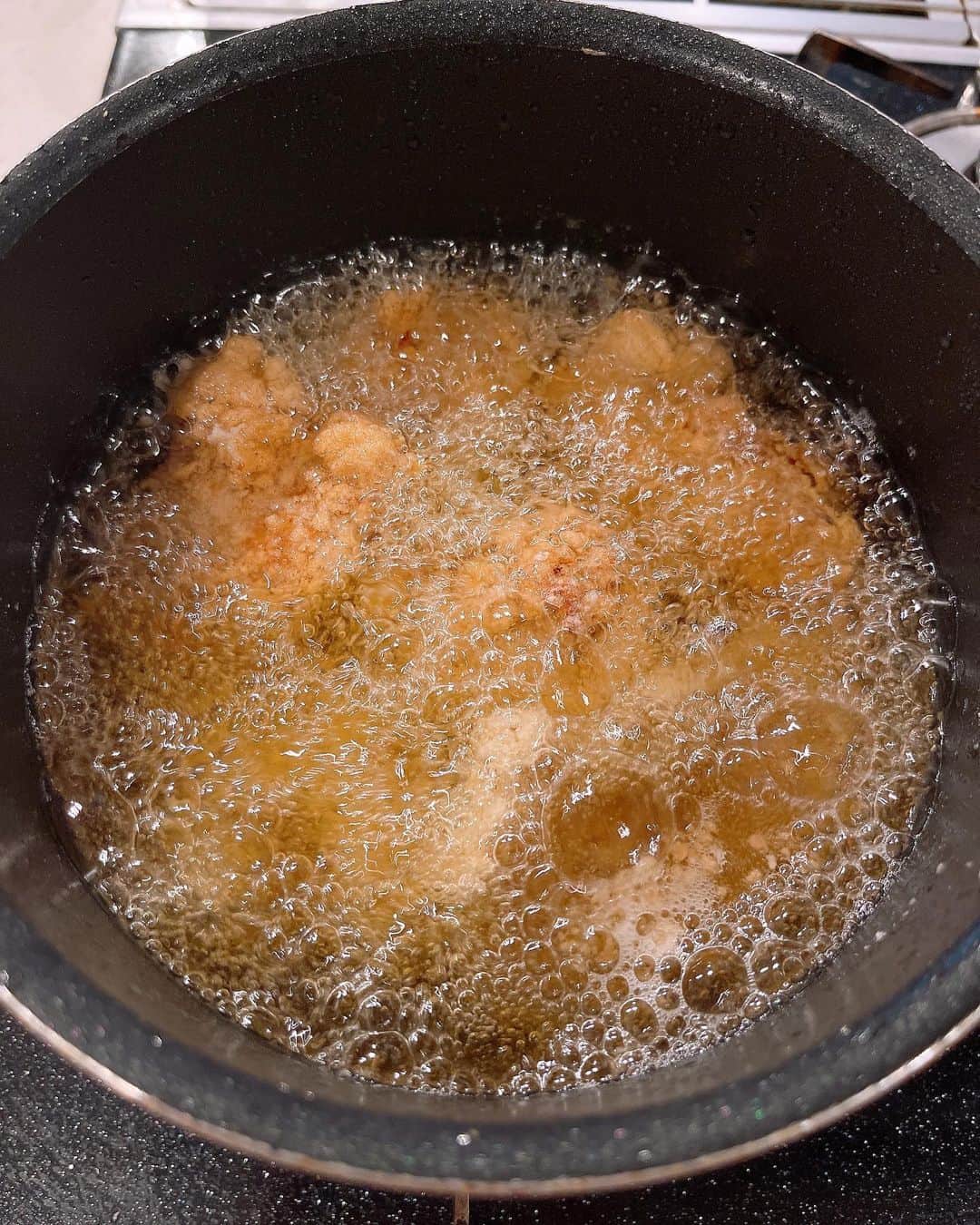 みきママさんのインスタグラム写真 - (みきママInstagram)「【中津の唐揚げ風です！！】  何度も食べて大ファンの中津の唐揚げを再現しました〜‼️  ポイントは下味と衣です✨ほんのり甘辛で病みつきになります🤤🤤🤤レシピは外食本に載っています💁‍♀️  れんくん、突然帰ってきて、「お腹すいたー」ってさ。今日は学校が午前中だけなんだってさ。早く言え。  少食のれんくん、山盛りの唐揚げをペロリです。サクサクで美味しいよね。  副菜でキャベツのアボカドディップを出したら、一切食べませんでした。米と肉だけでいいって。  ⭐️ 今日4/22から池袋西武百貨店で爆汁肉餃子の販売が始まりました❗️私は明日4/23、11時から19時まで販売します😄😄😄 感染症対策のため会場の人数制限なども行うようです。ご理解の上ご来場いただけますと幸いです🙇‍♀️🙇‍♀️🙇‍♀️  #みきママ　#中津からあげ 風　#ランチ　#中2」4月22日 15時34分 - mikimama_official