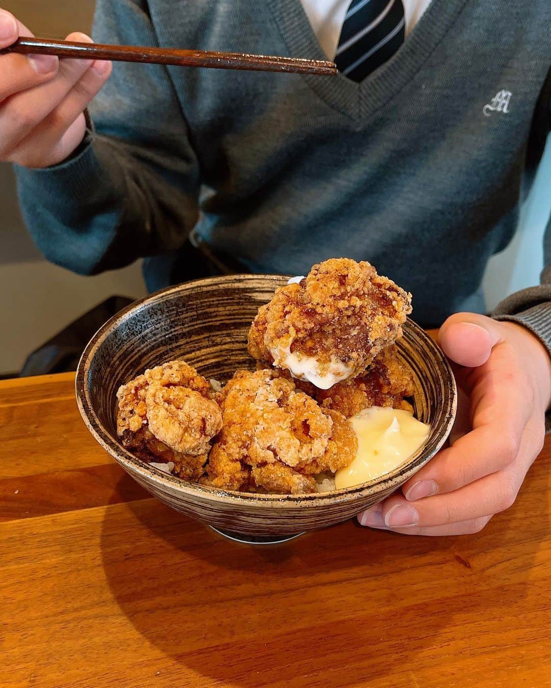 みきママさんのインスタグラム写真 - (みきママInstagram)「【中津の唐揚げ風です！！】  何度も食べて大ファンの中津の唐揚げを再現しました〜‼️  ポイントは下味と衣です✨ほんのり甘辛で病みつきになります🤤🤤🤤レシピは外食本に載っています💁‍♀️  れんくん、突然帰ってきて、「お腹すいたー」ってさ。今日は学校が午前中だけなんだってさ。早く言え。  少食のれんくん、山盛りの唐揚げをペロリです。サクサクで美味しいよね。  副菜でキャベツのアボカドディップを出したら、一切食べませんでした。米と肉だけでいいって。  ⭐️ 今日4/22から池袋西武百貨店で爆汁肉餃子の販売が始まりました❗️私は明日4/23、11時から19時まで販売します😄😄😄 感染症対策のため会場の人数制限なども行うようです。ご理解の上ご来場いただけますと幸いです🙇‍♀️🙇‍♀️🙇‍♀️  #みきママ　#中津からあげ 風　#ランチ　#中2」4月22日 15時34分 - mikimama_official