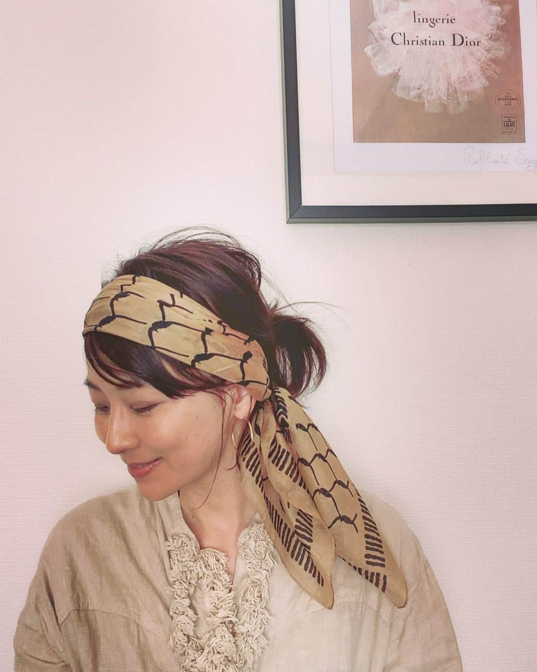 五明祐子さんのインスタグラム写真 - (五明祐子Instagram)「自宅で作業の日。 うわの空で😆結んだ髪に、これまたうわの空でスカーフ巻いてテンションあげて😙  @leemarche お買い物企画でご紹介した UNMADEというブランドのSILKのスカーフ、使いやすいカラーリング、薄さ、大きさがちょうど良くてめちゃくちゃ巻きやすいのです👀 頭だけじゃなく、首とかバッグにも🙌✨  #leemarche#お買い物マネ企画#今日はまだまだ#作業と#打ち合わせ#うわの空#ヘア」4月22日 15時36分 - gomyoyuko