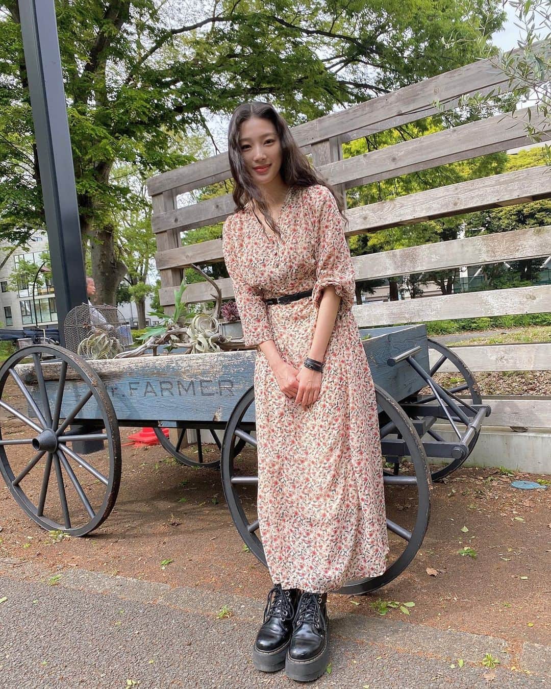 江田友莉亜のインスタグラム：「この時期にぴったり @reim__official のワンピース🤍  花柄着ると乙女度があがるよね。 丈も長めでウエストギャザーも入ってて デコルテはしっかり見える最強もてワンピ💖  @rei_maruyama ありがとう😇🤍」