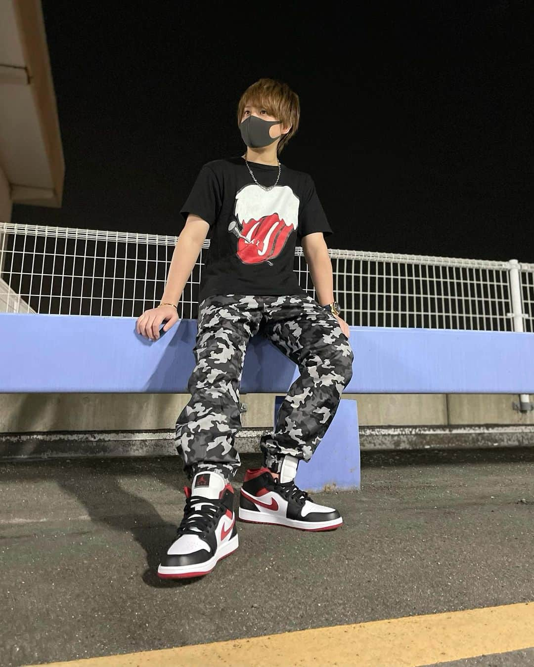 松村淳平のインスタグラム：「もう半袖でいけちゃう季節ですね🤙  ▼tops≫GOD SELECTION ▼necklace≫グッチ ▼pants≫NIKE ▼sneakers≫NIKE AIR JORDAN  ほな」