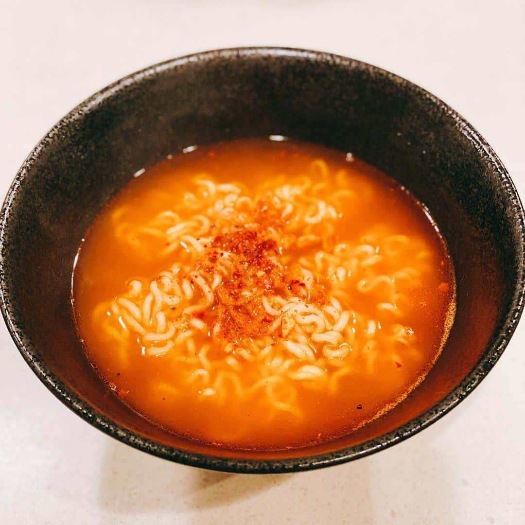 田中萌さんのインスタグラム写真 - (田中萌Instagram)「* 辛いラーメンにさらに辛いとうがらしを乗せた🌶  #具なし#ラーメン#最近の夜ご飯#自炊とは」4月22日 21時41分 - moetanaka_ex