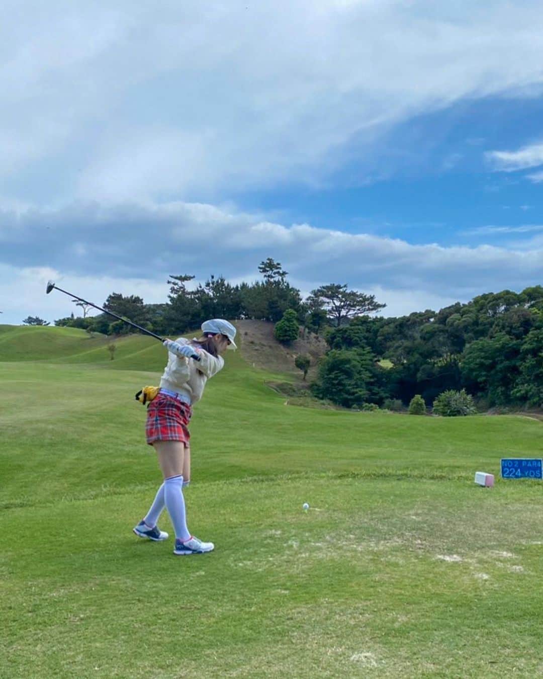 松谷琉優さんのインスタグラム写真 - (松谷琉優Instagram)「ゴルフデビューしてきました⛳️ わからないことだらけで緊張したよー💦  忙しくて打ちっぱなし4回しかいけなくてどうなるかと思ったけど133でした！ 次回は130切りたい！どうしたら上手くなるのだろう…  可愛いゴルフウェア欲しいなー❤️  #ゴルフデビュー　#初ゴルフ　 #ゴルフ #ゴルフ2021 #ゴルフ女子 #ゴルフ部 #ゴルフ初心者 #golf #golfswing #golfstagram #golflife #golftime #sports #golfball #sportsday #ゴルフ好き #ゴルフ大好き　#ゴルフウェア #ゴルフコーデ #golfgirl #cosplay #コスプレイヤー　#グラビア　#グラドル　#撮影会モデル」4月22日 16時55分 - ruu_cos