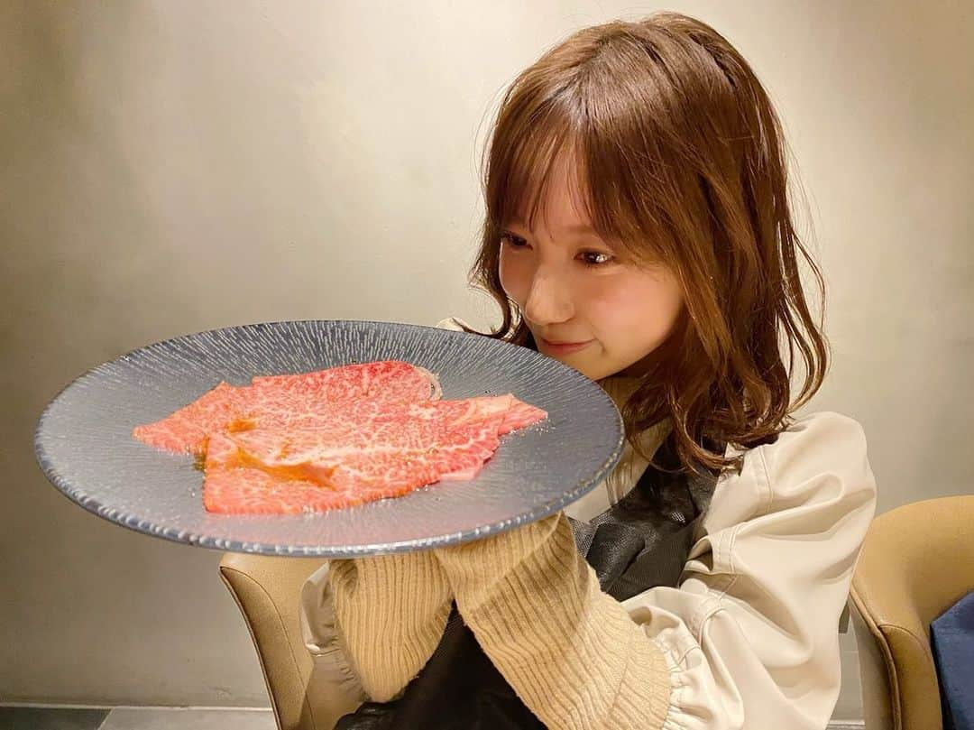 橘ひと美のインスタグラム：「まだまだ大変なご時世ですが、私の大好きなお肉！！焼肉やさん！！のせめてものお力になりたくて「焼肉うしごろ表参道店」@ushigoro_yakiniku へ🐃🥩✨ ・ 内観もめちゃくちゃ高級感溢れるおしゃれな空間でした！ ・ 表参道店限定の「極みコース」を頂いたのですが、たまには贅沢に自分へのご褒美をということで☺️ もちろんしっかり感染症対策した上で、とっても新鮮で本当に美味しいお肉を久しぶりにたくさん堪能してきました。 ・ ランチタイムも営業しててテイクアウトも受付中なので お家でもお店クオリティーのお肉が食べられますよー✨ ・ 表参道駅B2出口から徒歩5分 ・ #うしごろ #ushigoro #うしごろ表参道店 #ushigorobambina #ushigorokan #焼肉 #pr」