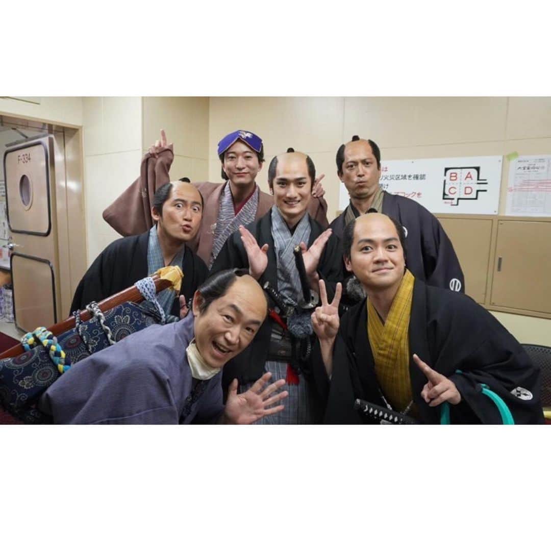 池内博之さんのインスタグラム写真 - (池内博之Instagram)「大富豪同心2が無事クランクアップ㊗️㊗️㊗️㊗️」4月22日 17時09分 - hiroyuki.ikeuchi