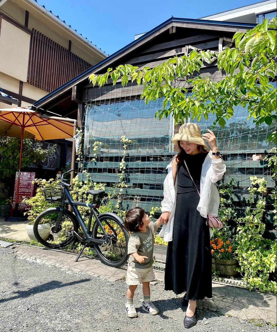 Ayaさんのインスタグラム写真 - (AyaInstagram)「鎌倉lunchしてきた🍴🍕👬 どれもおいしかったなぁ❤️ いつもご飯行くと絶対に隣の お姉さんに話しかけにいく けいと👦🏻❤️笑 お姉さん大好き🥱 この日も色んな人に挨拶してた😂笑 . . 真夏の様に暑かったので @lina_la_mer のワンピースを新調👗✨ 着心地がめちゃくちゃ良くて リラックスして過ごせる🌈 色違いもほしくなるなぁ！  ￥1,500OFFクーポン発行中 クーポンコード：LLMPV20211 . けいとは全身　@zarakids 💙  #linalamer #リナラメール #21SS #wear #ママコーデ #親子 #男の子ママ #鎌倉ランチ #latteriabebekamakura」4月22日 17時28分 - aya__fit