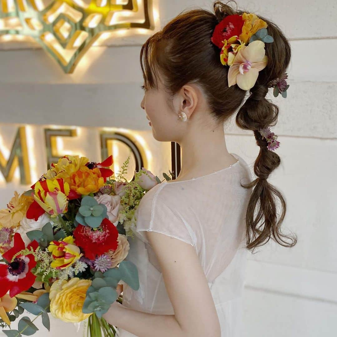 R.Y.K Vanilla Emuさんのインスタグラム写真 - (R.Y.K Vanilla EmuInstagram)「花嫁さまお色直しhair  ベージュのドレスにカラフルなお花で とってもステキでした💐  #ヘアメイク#ヘアアレンジ#結婚式#セットサロン #ヘアセット #アップスタイル #プレ花嫁 #フォトウェディング #前撮り #結婚式ヘア #ロケーション撮影#結婚式準備 #ヘアアクセサリー #お呼ばれヘア#着物ヘア#花嫁ヘアメイク#2021秋婚 #成人式ヘア#花嫁ヘア#成人式#振袖ヘア #花嫁ヘアスタイル #振袖#ブーケ#生花#2021春婚#髪飾り#結婚式前撮り#ウエディングヘア#出張ヘアメイク」4月22日 17時50分 - ryky0101