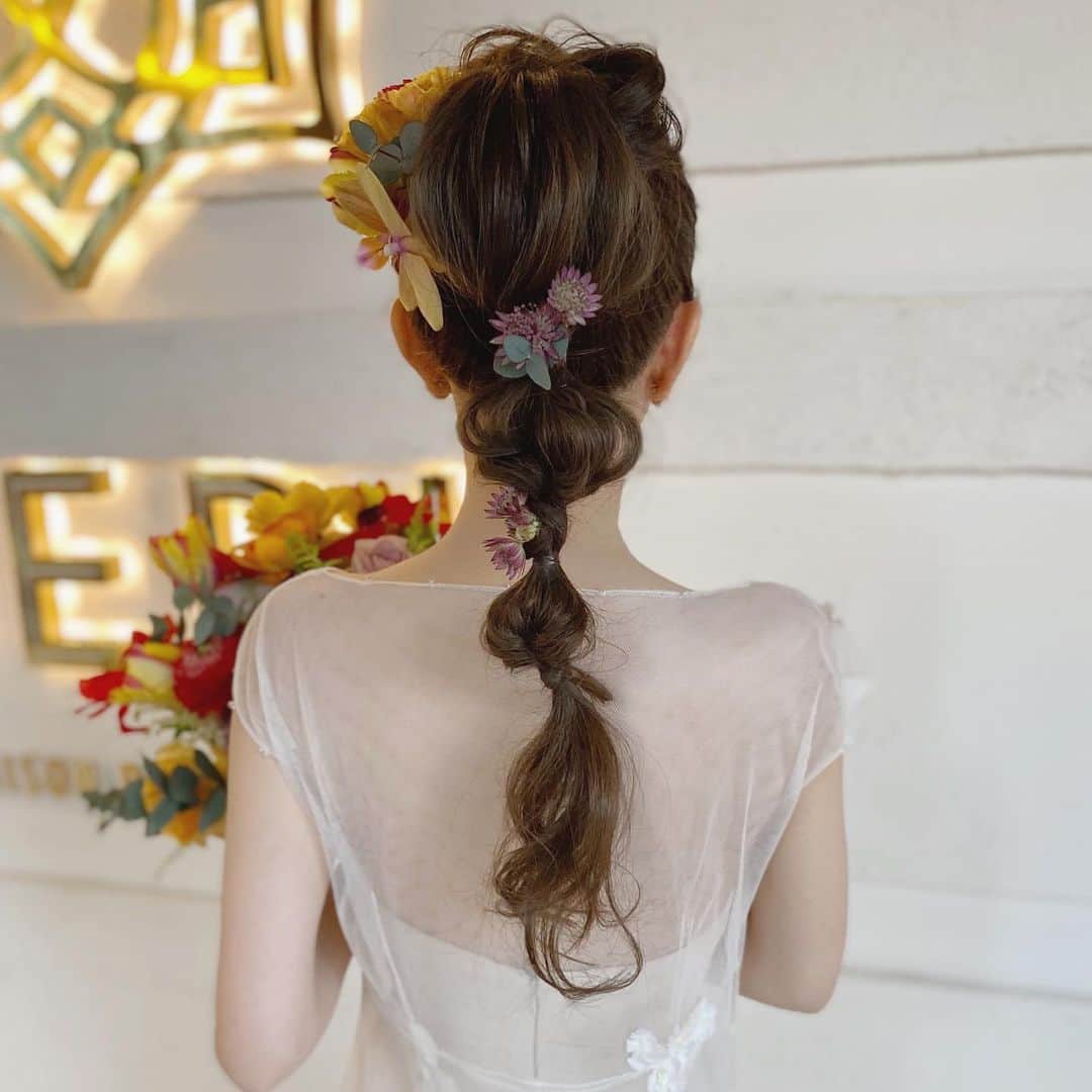 R.Y.K Vanilla Emuのインスタグラム：「花嫁さまお色直しhair  ベージュのドレスにカラフルなお花で とってもステキでした💐  #ヘアメイク#ヘアアレンジ#結婚式#セットサロン #ヘアセット #アップスタイル #プレ花嫁 #フォトウェディング #前撮り #結婚式ヘア #ロケーション撮影#結婚式準備 #ヘアアクセサリー #お呼ばれヘア#着物ヘア#花嫁ヘアメイク#2021秋婚 #成人式ヘア#花嫁ヘア#成人式#振袖ヘア #花嫁ヘアスタイル #振袖#ブーケ#生花#2021春婚#髪飾り#結婚式前撮り#ウエディングヘア#出張ヘアメイク」