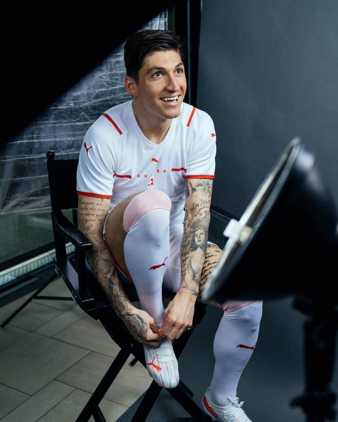 シュテフェン・ツバーさんのインスタグラム写真 - (シュテフェン・ツバーInstagram)「SUISSE IS US. 🇨🇭 NEW @PUMA x @swiss_nati_men AWAY KIT. Out now.」4月22日 17時50分 - stevenzauber