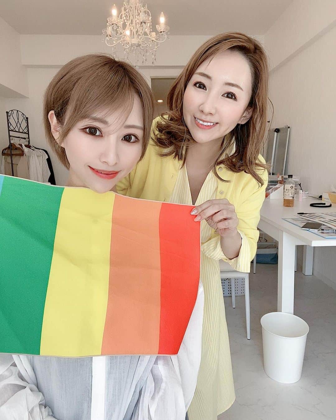 一ノ瀬恋のインスタグラム：「すごく楽しみにしていた パーソナルカラー診断 骨格診断へいってきました❤  @rina.ogawa1978 さんに見てもらいました💕 診断中もすごく楽しくてあっという間な時間だった😖‼️ . . 診断結果はというと 16タイプパーソナルカラー 1st  VIVID スプリング🌼 2nd STRONG オータム🍁  顔タイプ診断 大人×子供 アクティブキュート💕 クールカジュアル🖤もいける👍  骨格診断 ウェーブ🕺🏼  でした👍👍👍  とにかく気になってた事が明らかになったってかんじでスッキリ❤️ ビビット系は派手だけどすごく好きで 実際どうなんだろーって思ってたんだけど やはりしっくりくるみたい👍 鮮やかな色が似合うみたいです🌼  骨格診断はナチュラルの要素も結構あったけど、どちらかと言えばウェーブでした🕺🏼  すごく参考になったからこれからの洋服選びや化粧品選びが楽しくなりそうで今からウキウキ🧡  R Dresserは高田馬場から徒歩2分でいける場所にあります❤ 気になった方は @rina.ogawa1978 にDMしてみてください✨ ありがとうございました🥺💕💕 . . #パーソナルカラー #パーソナルカラー診断 #骨格診断 #イエベ春 #ビビットスプリング #イエベ秋 #ストロングオータム #骨格ウェーブ #高田馬場」
