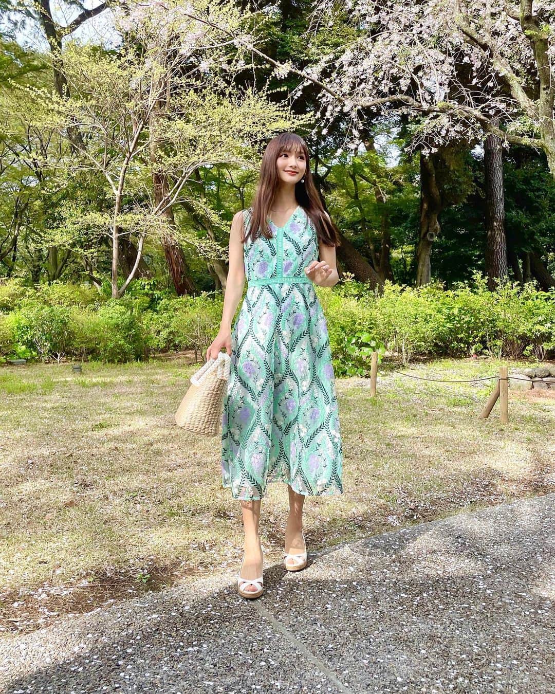 のインスタグラム：「1着は欲しかった グレースコンチネンタルの刺繍ワンピ👗🪡 カラーは迷ってグリーンにしました💚 リーフ柄可愛すぎる🥺🍃  dress @grace_continental.div #gracecontinental  bag @zara #zara sandals @jimmychoo #jimmychoo   #coordinate#ootd#Japanese#japanesegirl#instafashion#rubi_fashion#男の子ママ#新米ママ#夏服#新作#오오티디#아웃핏#ワンピース#ワンピースコーデ#刺繍ワンピース#グレースコンチネンタル」