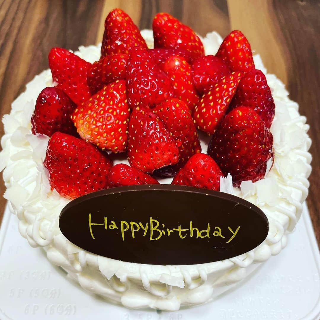 瑛蓮のインスタグラム：「今日は私のお誕生日。 ホールケーキを遠慮なく食べられる日。 少しわがままをいっても許してもらえる日。 なんと、素晴らしい日❣️ とても幸せな1日を過ごしてます。  #瑛蓮 #ハッピーデー」