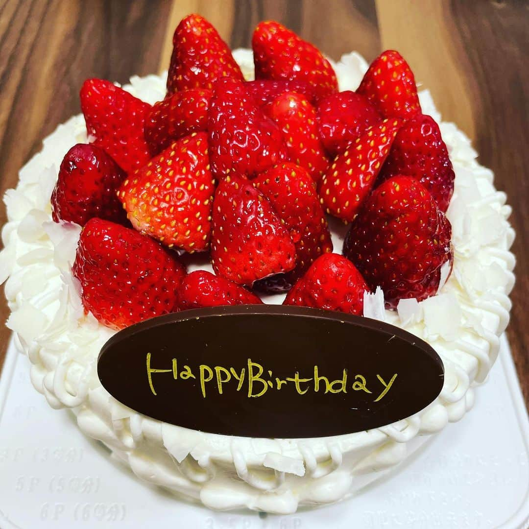 瑛蓮さんのインスタグラム写真 - (瑛蓮Instagram)「今日は私のお誕生日。 ホールケーキを遠慮なく食べられる日。 少しわがままをいっても許してもらえる日。 なんと、素晴らしい日❣️ とても幸せな1日を過ごしてます。  #瑛蓮 #ハッピーデー」4月22日 18時08分 - elen_official_422