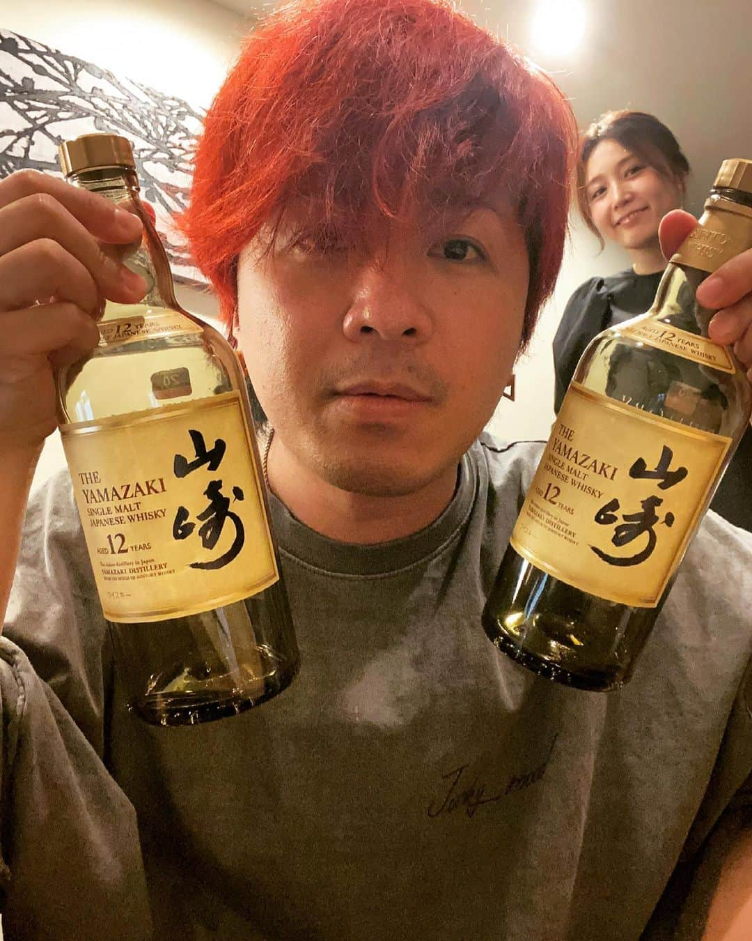 山崎裕太のインスタグラム：「山崎に挟まれた山崎  #山崎裕太  #おわかりいただけただろうか #後ろに元事務所の後輩 #三津谷葉子 #すぐ写真に入ってくる」