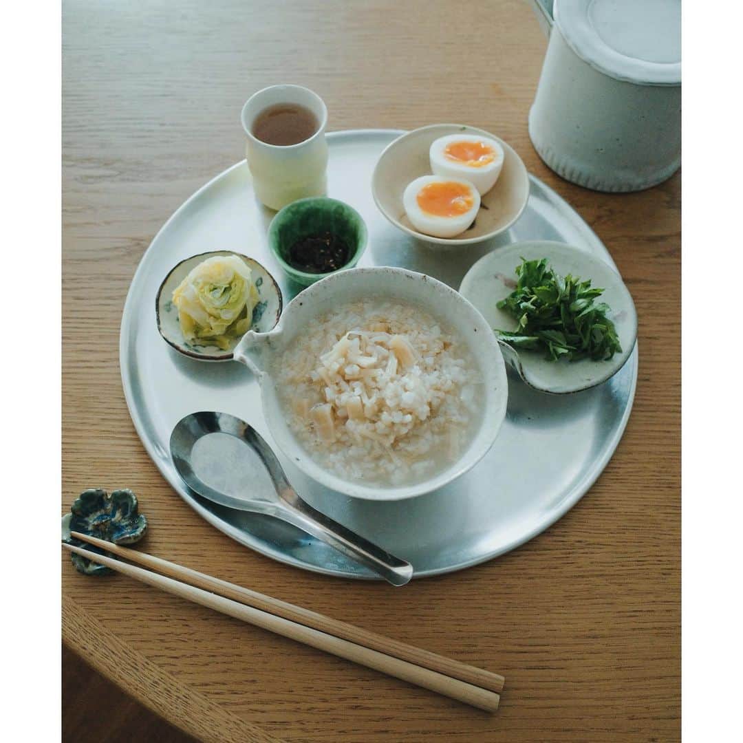 高山都さんのインスタグラム写真 - (高山都Instagram)「晩ごはんの時間ですが、きょうの朝食🇨🇳 読んでた本に載ってた干し貝柱の中華粥を作ってみたくて、冷凍してあった玄米(炊いてある)で簡単に。 シルバーのお盆に色々乗せるスタイルは、アジアのどこか風🇻🇳🇱🇦 やっと、胃腸も動いてきた。 ほっ。 #みやれゴハン」4月22日 18時25分 - miyare38