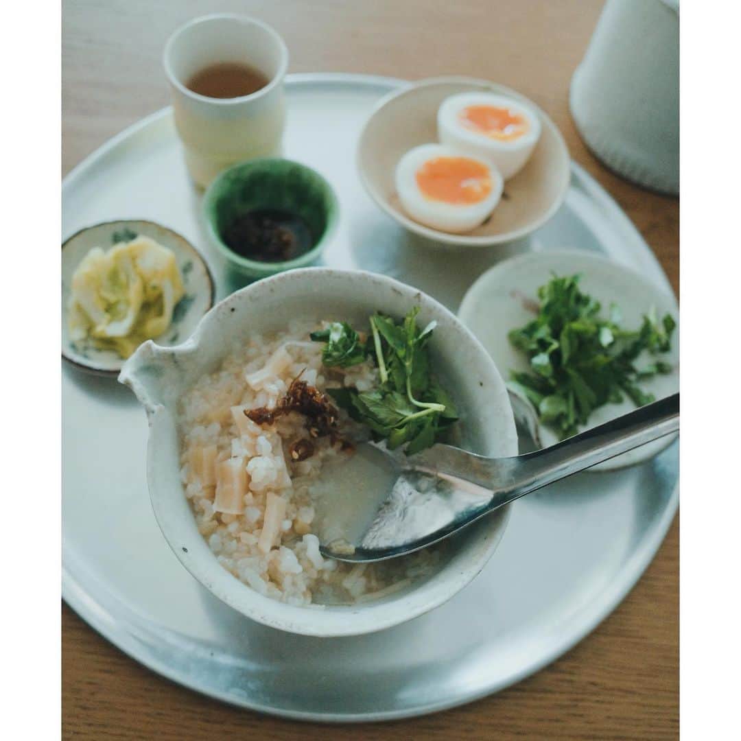 高山都さんのインスタグラム写真 - (高山都Instagram)「晩ごはんの時間ですが、きょうの朝食🇨🇳 読んでた本に載ってた干し貝柱の中華粥を作ってみたくて、冷凍してあった玄米(炊いてある)で簡単に。 シルバーのお盆に色々乗せるスタイルは、アジアのどこか風🇻🇳🇱🇦 やっと、胃腸も動いてきた。 ほっ。 #みやれゴハン」4月22日 18時25分 - miyare38
