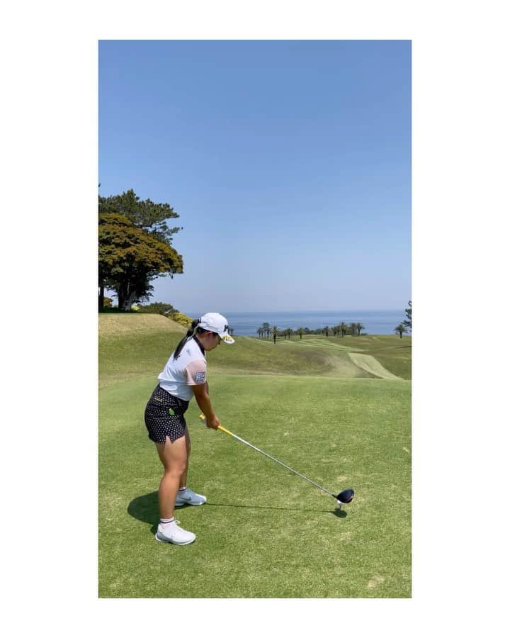 淺井咲希のインスタグラム：「今週は川奈⛳️🌊  少しずつ良くなってきたので 頑張ります😚😚  ウェアは(@junandrope )🎀🎀  #淺井咲希#ゴルフ#ゴルフ女子#ジュンロペ#ジュンアンドロペ#junandrope#golf#golfswing」