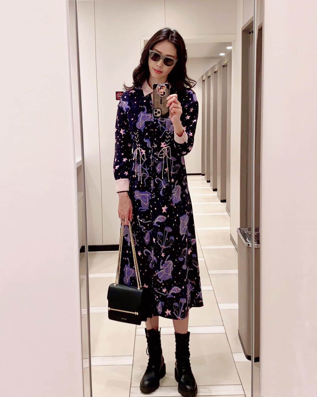 のインスタグラム：「【たまには】 いつも、パンツやけど、たまには、ワンピース👗  と言っても、可愛らしく着たくないから、靴はコンバットブーツ、メイクは濃い目でちょいモード感。  アクセサリーは、ちょいロックな感じで。  髪型はセンターで分けて、ヒッピーウェーブ。  ONE PIECE @i_am_enlee  Boots @ash  Bag @strathberry  Sunglasses @bcpceyewear   #enlee #ash #strathberry #bcpceyewear #ootd #photography #photooftheday #fashiongram #fashionstyle #fashionblogger #アラフォーファッション #アラフォーコーデ #アラフォーメイク #アラフォーヘア #アラフォーライフ #ストラスベリー #エンリー #コンバットブーツ #コンバットブーツコーデ」