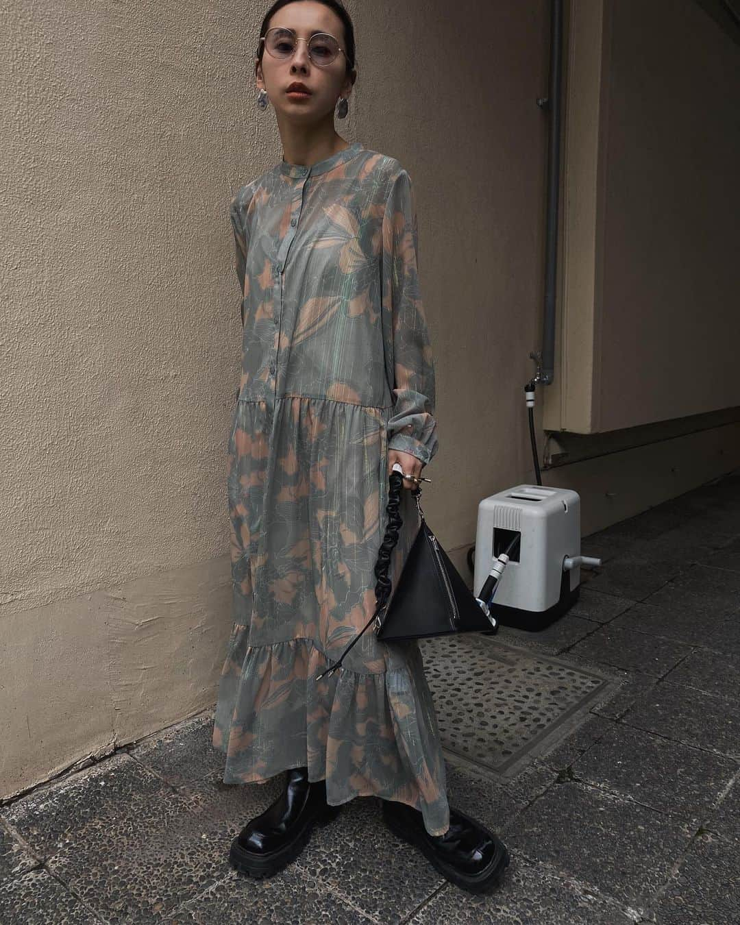 黒石奈央子さんのインスタグラム写真 - (黒石奈央子Instagram)「あめりふく . . olivia gather shirt dress ¥19500 4/23 boots aw . . オリジナル柄のシフォンワンピ。  @ameri_shinjuku @amerivintage @ameri_daikanyama @ameri.shinsaibashi  @ameri_omotesando #ameri#amerivintage #fashion #vintagefashion #coordinate#ootd#outfit#osanposnap #705_outfit #大人ファッション #大人コーディネート #大人スタイル #modestyle #modefashion#modecasual」4月22日 18時35分 - blackstone705