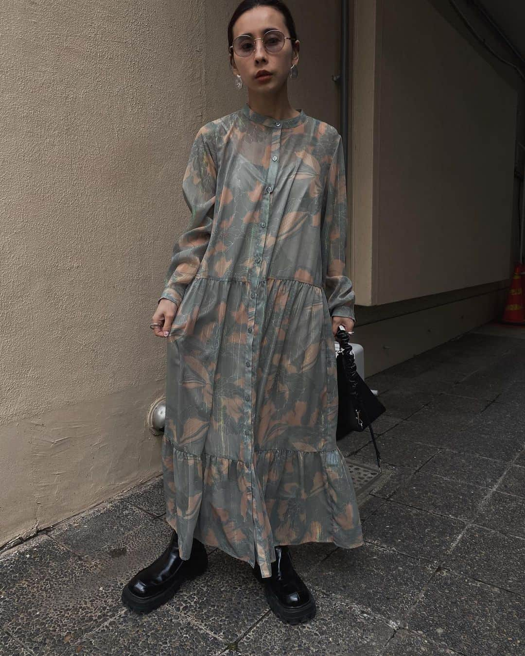 黒石奈央子さんのインスタグラム写真 - (黒石奈央子Instagram)「あめりふく . . olivia gather shirt dress ¥19500 4/23 boots aw . . オリジナル柄のシフォンワンピ。  @ameri_shinjuku @amerivintage @ameri_daikanyama @ameri.shinsaibashi  @ameri_omotesando #ameri#amerivintage #fashion #vintagefashion #coordinate#ootd#outfit#osanposnap #705_outfit #大人ファッション #大人コーディネート #大人スタイル #modestyle #modefashion#modecasual」4月22日 18時35分 - blackstone705