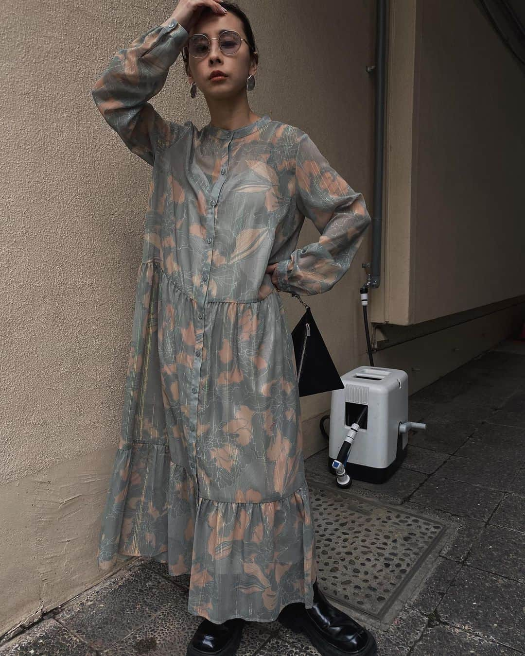 黒石奈央子さんのインスタグラム写真 - (黒石奈央子Instagram)「あめりふく . . olivia gather shirt dress ¥19500 4/23 boots aw . . オリジナル柄のシフォンワンピ。  @ameri_shinjuku @amerivintage @ameri_daikanyama @ameri.shinsaibashi  @ameri_omotesando #ameri#amerivintage #fashion #vintagefashion #coordinate#ootd#outfit#osanposnap #705_outfit #大人ファッション #大人コーディネート #大人スタイル #modestyle #modefashion#modecasual」4月22日 18時35分 - blackstone705