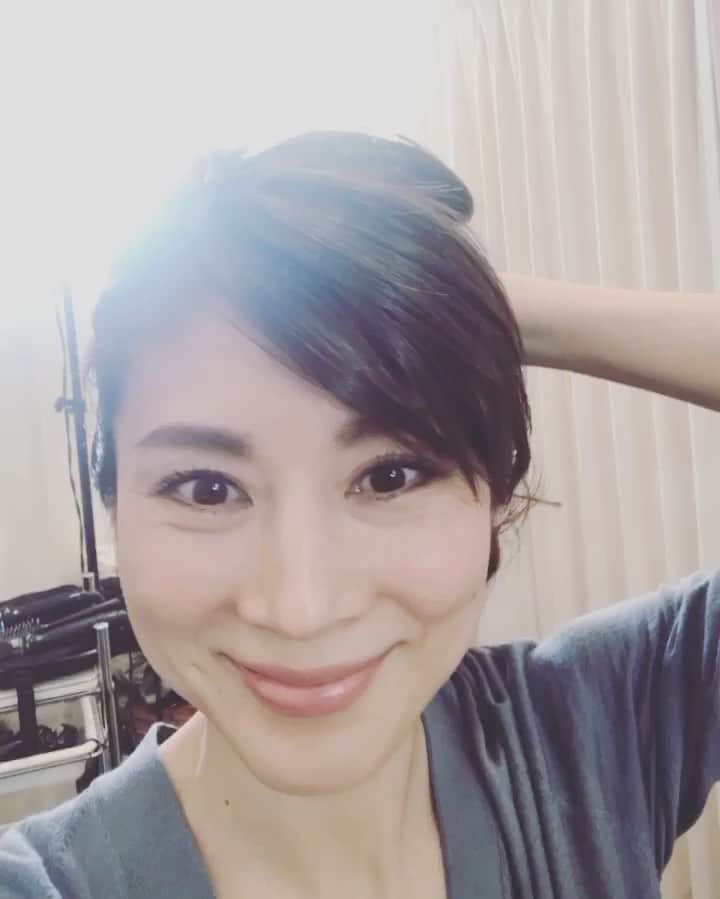 MIHOのインスタグラム：「帽子を被るので前髪を☺︎  すっごいナチュラルに馴染んで  テンションが上がっていることは間違いない様子😹  @kamino_moto さん いつもワクワクありがとうーーー！  #model #shooting #hairarrange  #前髪 #ヘアアレンジ #ヘアメイク #髪型 #今日の撮影 #イメチェンっていいねー！ #おとなしくホテル缶詰ライフ #頑張りましょう！ #ヘアピース欲しい #コレでターバン最強なはず #デコ狭いのいやだなぁ」