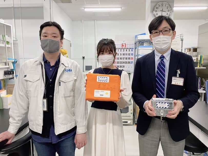 榎本麗美のインスタグラム：「🔬  国際宇宙ステーションにある 日本「きぼう」実験棟では、 宇宙飛行士さんと、支えるJAXAの皆さんが連携し、様々な実験をしています✨  宇宙空間でしか出来ない ”きれいなタンパク質結晶”が人工血液研究のカギ🔬 という事で、取材をさせて頂きました😆  中央大学の小松先生の、『あきらめない！』という力強い言葉が感動的です✨  私、個人的に、解析した結晶に、そのまま構造式を組み立てていけるという“結晶の精度の高さ”に感動しました✨  宇宙空間でしかできない、 人類のより良い未来に向けての実験です✨  ぜひ、ご覧下さい🚀 ↓ youtu.be/bOtGmkPIZUM  #JaxaPCG #きぼう #きぼう利用」