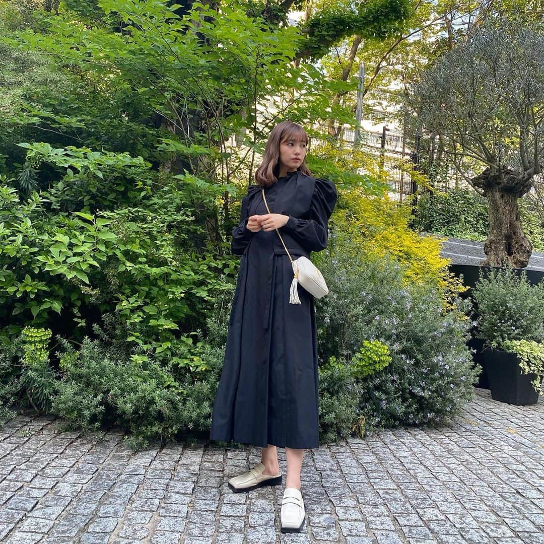加藤玲奈のインスタグラム：「形が可愛く購入したワンピース☺️ シルエットが綺麗に見えるワンピースってテンション上がるよねー🤭 肩のボリューム感がお気に入り💓 #amerivintage」