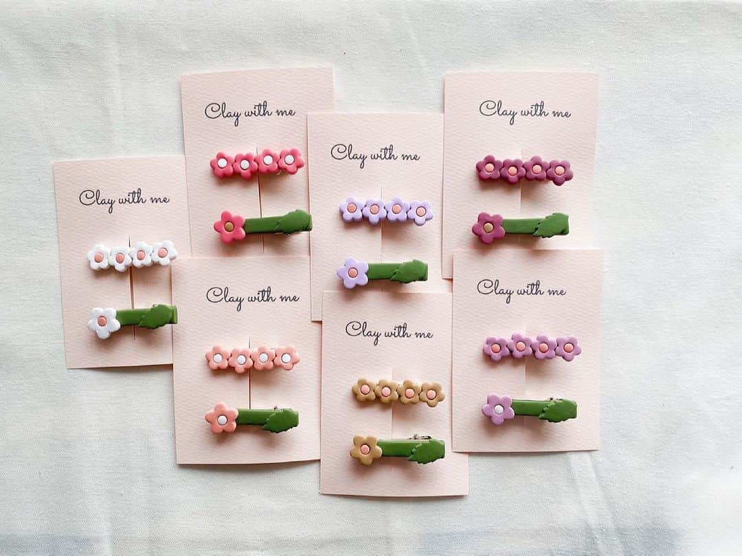 Kikko Designのインスタグラム：「﻿ たくさん﻿ ﻿ #hairclips﻿ #ヘアクリップ﻿ #女の子﻿ #女の子ママ ﻿ #女の子コーデ ﻿ #ヘアアレンジ﻿ #春カラー　﻿ #お花のヘアクリップ﻿ #お花アクセサリー ﻿ #春コーデ」