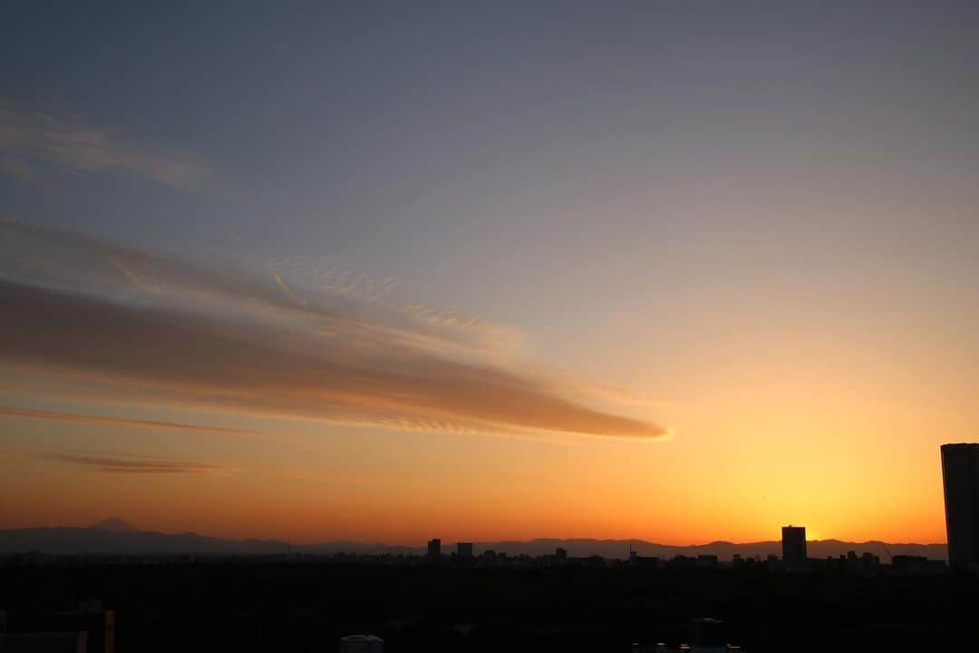 坂元美香さんのインスタグラム写真 - (坂元美香Instagram)「today's sunset 2021/04/22 18:17  なんとも綺麗な夕空でした。 癒される色。 こんな穏やかな気候が続けばいいのにな😌  #sunsetphotobymikasakamoto  #sunset #夕陽 #夕日 #夕焼け #tokyosky #やっぱり空が好き #イマソラ  #CanonEOSKiss8i #TAMRONB016」4月22日 18時49分 - mika_saka