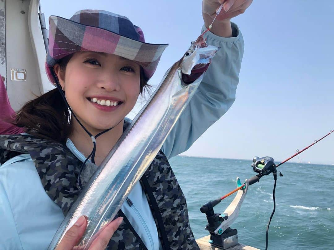 南條早紀さんのインスタグラム写真 - (南條早紀Instagram)「釣りーーー‼️🎣  今週のフルサタ！は “密にならない観光地”特集✨  わたしは、船に乗って、 広い広〜い大海原へ出かけて 釣りを楽しみました😆❤️  前は定期的に出かけて楽しんでいた釣り！ 大好きだけれど、 ひとりでふらりと行くには まだまだ修行が足りない釣り😂つい🎣  やってみたいけどどうしたらいいか わからない方多いと思います、が！ そんな方も安心な情報をお届け❤️  …また、たくさんの方に “また釣りしてください” “釣り、楽しみにしています”なんて お声がけやメッセージもいただき とっても嬉しかったので 張り切って頑張りました😊  写真はタチウオですが、 本命は、あの超高級魚です❤️  今回、釣果も含め是非！ ご覧頂けたら嬉しいです💓  いや〜本当に、今回も大ハッスルでした🤣 お楽しみに🥰  #富山県 #富山市 #岩瀬 #toyama #富山湾 #富山湾釣り #釣り #釣りガール #釣り女子 #釣りスタグラム #釣り好き #釣り初心者 #魚 #魚好き #fish #fishing #fishing🎣 #太刀魚 #太刀魚釣り #タチウオ釣り #釣りたて #釣りたてごはん #美しい #青空 #海 #天気最高 #海釣り #アナウンサー #南條早紀 #なんじょうのにちじょう」4月22日 18時54分 - nanjo_saki