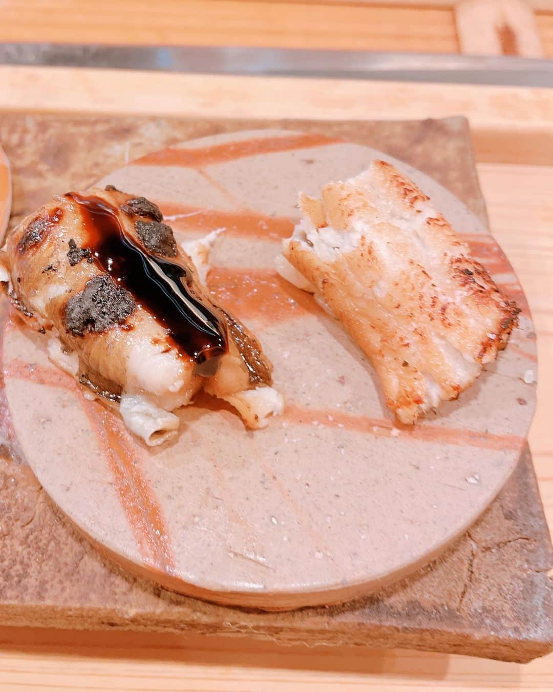 satomiさんのインスタグラム写真 - (satomiInstagram)「🍣🍣🍣🍣 ・ 鮨 たかの(@susi_takano)🍣 . 一日一組限定のお寿司やさん💕 . 銀座九兵衛で握っていたこともある職人さん！ お寿司もつまみも全部美味しい‼️ 生きた蟹や新鮮な貝を間近に見せてもらいました💕 ・ カウンターのお寿司やさんって敷居が高いって思ってたけどそんな人にオススメ💕 ・ 気さくで話上手な方なのでお寿司は もちろんまた大将に会いに行きたくなるお店でした( ˶ˆ꒳ˆ˵ ) ・ ご馳走様でした✨✨🍣🍣  ______________________________ ☺︎今日のコーデ☺︎ ⌚️→(@loborjapan) クーポンコード【saatodm05】で10%OFF (クーポン使用期限は本日より1年間) ・ ______________________________  . #sushitakano #sushi #鮨たかの  #新橋寿司 #新橋鮨  #握り寿司  #江戸前寿司 #pr  #トリドリベース #銀座久兵衛 #寿司 #寿司好きな人と繋がりたい #さとみのグルメ記録 #新橋ランチ #新橋グルメ #新橋ディナー #寿司ランチ #寿司ディナー #🍣 #lobor  #ロバー  #腕時計  #時計  #手元倶楽部  #ファッションウォッチ  #ギフト」4月22日 19時03分 - saatoomii47