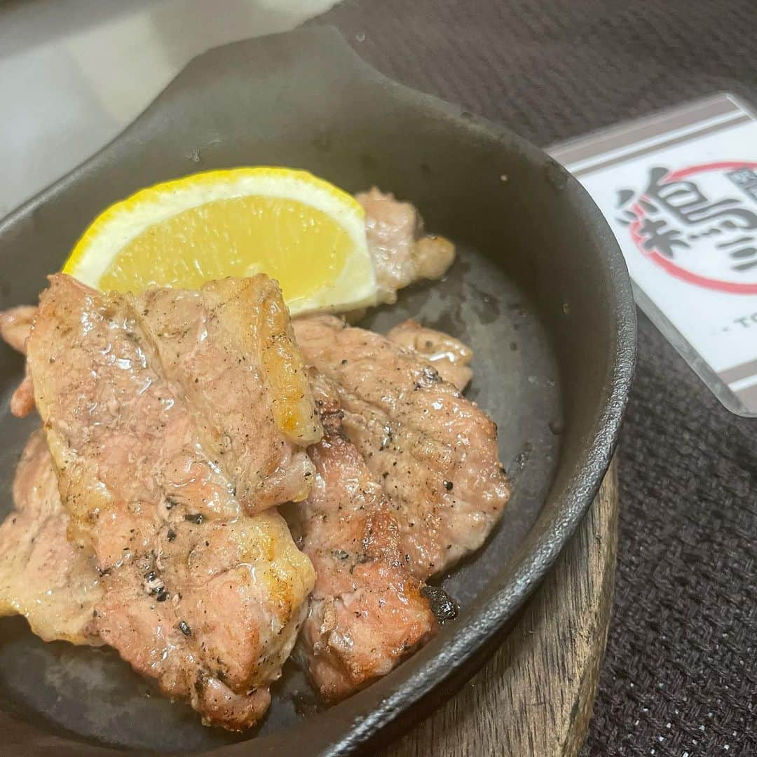 鶏三味　駅前店のインスタグラム：「こんばんは、鶏三味です🐓  本日のご紹介は、豚ロースになります🐷  鶏料理専門店ですが牛肉、豚肉もお取り扱いしております💫  ご来店していただいた際は、ご注文よろしくお願いします🙇‍♂️  #鶏三味#鶏三味新幹線口店#広島炭火焼き鳥#広島個室居酒屋#個室居酒屋広島#広島県#広島市#広島駅#広島駅新幹線口#広島駅北口#広島駅グルメ#広島市グルメ#広島県グルメ#広島駅飲み放題#広島宴会#宴会広島#女子会広島#広島女子会#広島駅個室居酒屋#個室居酒屋広島駅#広島駅女子会#女子会広島駅#広島駅北口個室居酒屋#個室居酒屋広島駅北口#広島居酒屋#居酒屋広島#広島市個室居酒屋#個室居酒屋広島市#広島市唐揚げ#広島市焼き鳥」