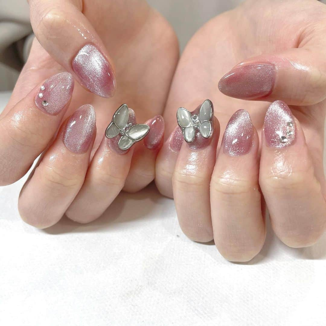 相良ましろさんのインスタグラム写真 - (相良ましろInstagram)「今月のネイル💅🏼🦋 . 春だからピンク継続🌸 やってみたかった蝶々×マグネット . いつも可愛くしてくれてありがとうございます❣️ @haacnails   . #ネイル #蝶々ネイル #マグネットネイル #ピンクネイル #nail #newnail #pinknails #」4月22日 19時19分 - mashiro_sagara