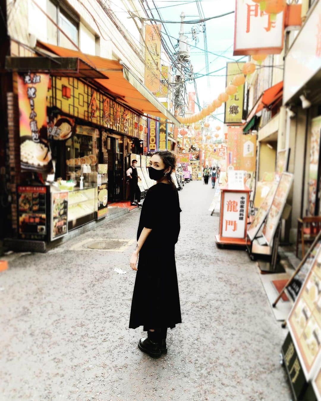 内藤陽子のインスタグラム：「今日は朝から馬車道で打ち合わせ📓 折角だから中華街に来てみた🐼 海外のナイトマーケットに行けない分、雰囲気楽しめた✌️ 久しぶりの大好きな北京ダックも 沢山食べて、たまにはいいね〜と充実な時間🙏  #横浜 #中華街 #北京ダック」