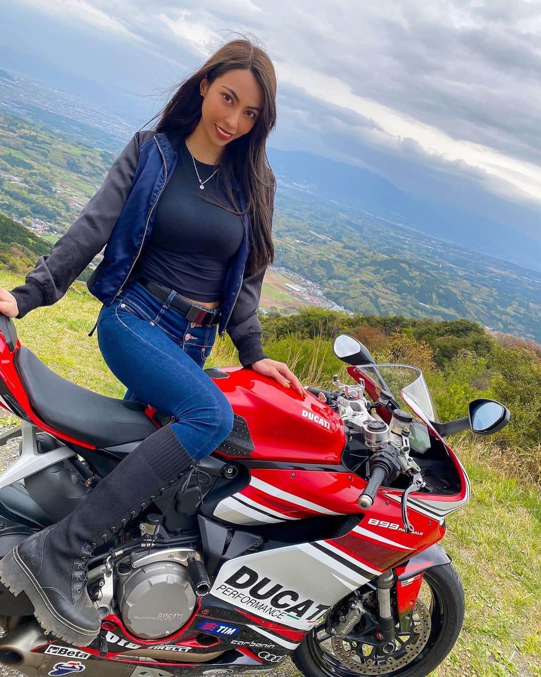CAMIRAさんのインスタグラム写真 - (CAMIRAInstagram)「曇りだったけど景色最高🤤💓 いつきても癒される！ #バイク女子#パニガーレ#バイクのある風景#ドゥカティいいじゃん#伊豆スカイライン#バイクのある生活 #Ducati##bikegirl#motorcycle#panigale#superbikes」4月22日 19時26分 - camila.528
