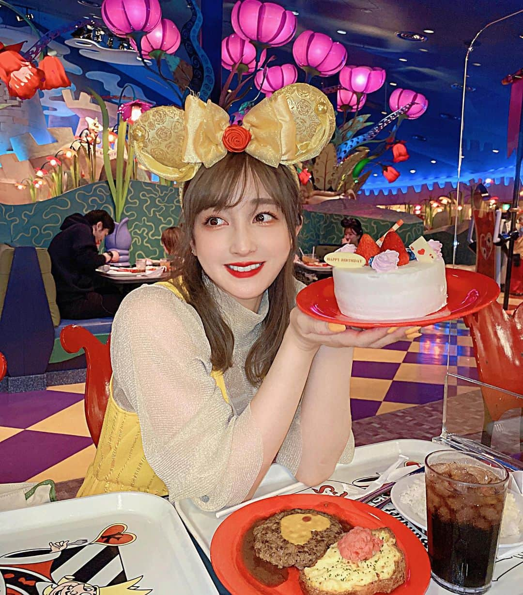 新希咲乃さんのインスタグラム写真 - (新希咲乃Instagram)「ケーキのサプライズ🎂💓  アリスの世界観のレストランは、 ランドだと毎度行くくらい好きな 世界観のレストランだよ〜♡♤♢♧   #誕生日ディズニー  #サプライズ  #ディズニーランド  #クイーンズオブハートのバンケットホール  #ベルコーデ #イエローコーデ」4月22日 19時48分 - niki_sakino