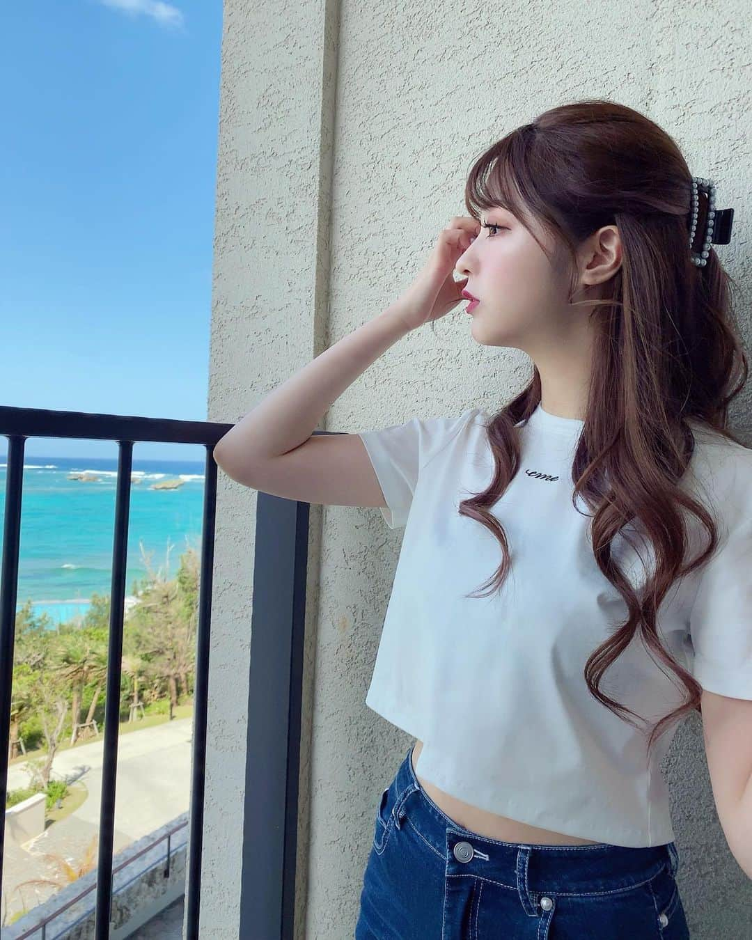 中山恵美生さんのインスタグラム写真 - (中山恵美生Instagram)「﻿  M me eme ♡ '21 SS ﻿ ﻿ 次の新作はカジュアルライン🌞🌴💕﻿  ショート丈Tシャツと ハイウエストスキニーデニムが 5月上旬に発売予定です❤ ﻿ スタイル鬼詐欺コーデ😈✨  とにかく細長く見えるよう 何度も作り直しました✊🔥 ﻿ 既に沢山のDMを頂いていて﻿ 大人気の予感っ！！🥺💕﻿ ﻿ お待たせしちゃってごめんね🥲🙏﻿ ﻿ デザインも形も本当に可愛いし スタイルめっちゃ盛れるのに かなり楽に着れちゃうし もう本当にどちらも自信作！🔥✨  あと少しだけ﻿待ってて〜😭💕✊﻿  きっとびっくりしてくれるはず☺️❤  ちなみにこの写真で着てる Tシャツはサンプルで、 胸元の刺繍の色をシルバーに変えます🤫💕  あと細かい話すると 生地がすこーしだけ厚くなる💕笑  @m.me.eme_official に 撮影画像のせていくので そちらも是非チェックしていてね☺️❤ ﻿ #mmeeme #エムミーエメ﻿ #自信作 #スキニーデニム  #スキニーコーデ #ショート丈  #ショート丈トップス #夏コーデ  #夏服コーデ」4月22日 19時49分 - emiu0624