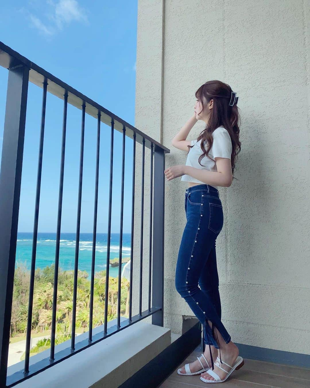 中山恵美生さんのインスタグラム写真 - (中山恵美生Instagram)「﻿  M me eme ♡ '21 SS ﻿ ﻿ 次の新作はカジュアルライン🌞🌴💕﻿  ショート丈Tシャツと ハイウエストスキニーデニムが 5月上旬に発売予定です❤ ﻿ スタイル鬼詐欺コーデ😈✨  とにかく細長く見えるよう 何度も作り直しました✊🔥 ﻿ 既に沢山のDMを頂いていて﻿ 大人気の予感っ！！🥺💕﻿ ﻿ お待たせしちゃってごめんね🥲🙏﻿ ﻿ デザインも形も本当に可愛いし スタイルめっちゃ盛れるのに かなり楽に着れちゃうし もう本当にどちらも自信作！🔥✨  あと少しだけ﻿待ってて〜😭💕✊﻿  きっとびっくりしてくれるはず☺️❤  ちなみにこの写真で着てる Tシャツはサンプルで、 胸元の刺繍の色をシルバーに変えます🤫💕  あと細かい話すると 生地がすこーしだけ厚くなる💕笑  @m.me.eme_official に 撮影画像のせていくので そちらも是非チェックしていてね☺️❤ ﻿ #mmeeme #エムミーエメ﻿ #自信作 #スキニーデニム  #スキニーコーデ #ショート丈  #ショート丈トップス #夏コーデ  #夏服コーデ」4月22日 19時49分 - emiu0624