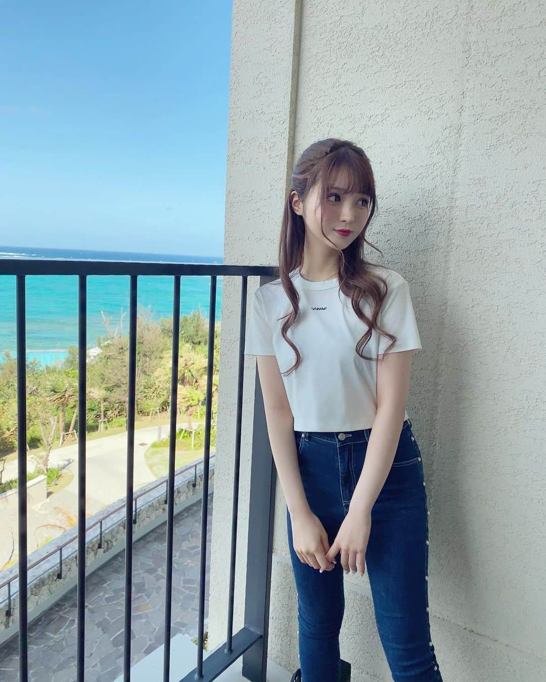 中山恵美生さんのインスタグラム写真 - (中山恵美生Instagram)「﻿  M me eme ♡ '21 SS ﻿ ﻿ 次の新作はカジュアルライン🌞🌴💕﻿  ショート丈Tシャツと ハイウエストスキニーデニムが 5月上旬に発売予定です❤ ﻿ スタイル鬼詐欺コーデ😈✨  とにかく細長く見えるよう 何度も作り直しました✊🔥 ﻿ 既に沢山のDMを頂いていて﻿ 大人気の予感っ！！🥺💕﻿ ﻿ お待たせしちゃってごめんね🥲🙏﻿ ﻿ デザインも形も本当に可愛いし スタイルめっちゃ盛れるのに かなり楽に着れちゃうし もう本当にどちらも自信作！🔥✨  あと少しだけ﻿待ってて〜😭💕✊﻿  きっとびっくりしてくれるはず☺️❤  ちなみにこの写真で着てる Tシャツはサンプルで、 胸元の刺繍の色をシルバーに変えます🤫💕  あと細かい話すると 生地がすこーしだけ厚くなる💕笑  @m.me.eme_official に 撮影画像のせていくので そちらも是非チェックしていてね☺️❤ ﻿ #mmeeme #エムミーエメ﻿ #自信作 #スキニーデニム  #スキニーコーデ #ショート丈  #ショート丈トップス #夏コーデ  #夏服コーデ」4月22日 19時49分 - emiu0624