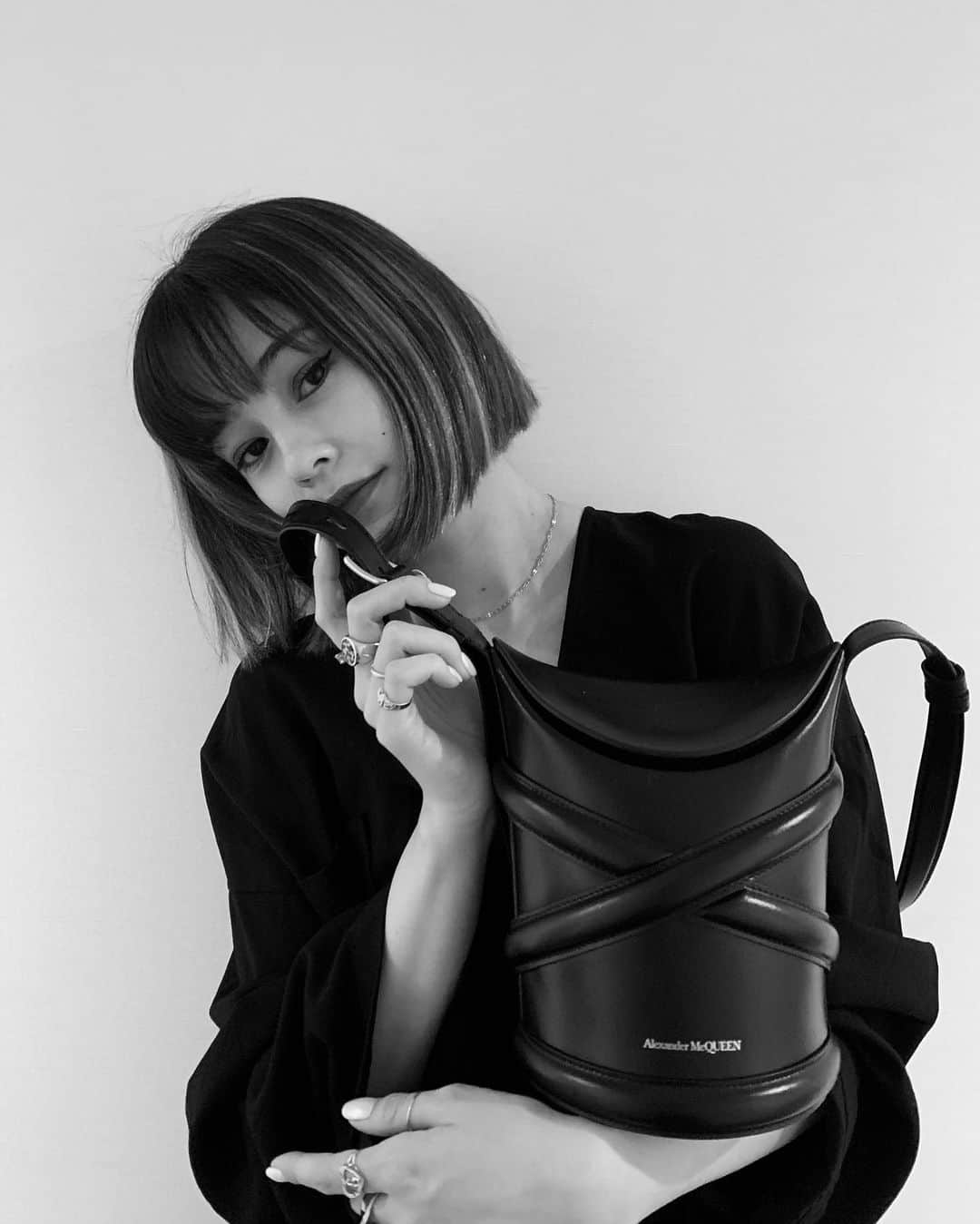 emmaさんのインスタグラム写真 - (emmaInstagram)「new one ⚜️ @AlexanderMcQueen THE SMALL CURVE BAG ✨ #McQueenCurve」4月22日 19時55分 - okss2121