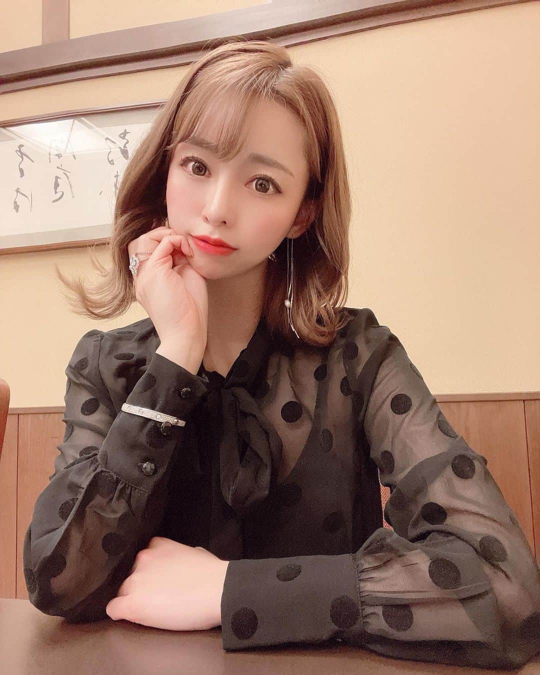 のインスタグラム：「It's getting warmer and spring is coming.☺️☺️ What do you want to do in spring? 、 、 、 もうすっかり春☺️ 虫歯ポーズださ🤚笑 、 、 、 #春服 #春服コーデ #春カラー #スケスケ #ブラウスコーデ #デート服 #デートメイク #ミディアムボブ #ミディアムヘアー #ミディアム巻き髪 #springfashion #springhascome ##japanesegirl #koreangirl #kawaiigirl #kawaiistyle #kfashion #jfashion」
