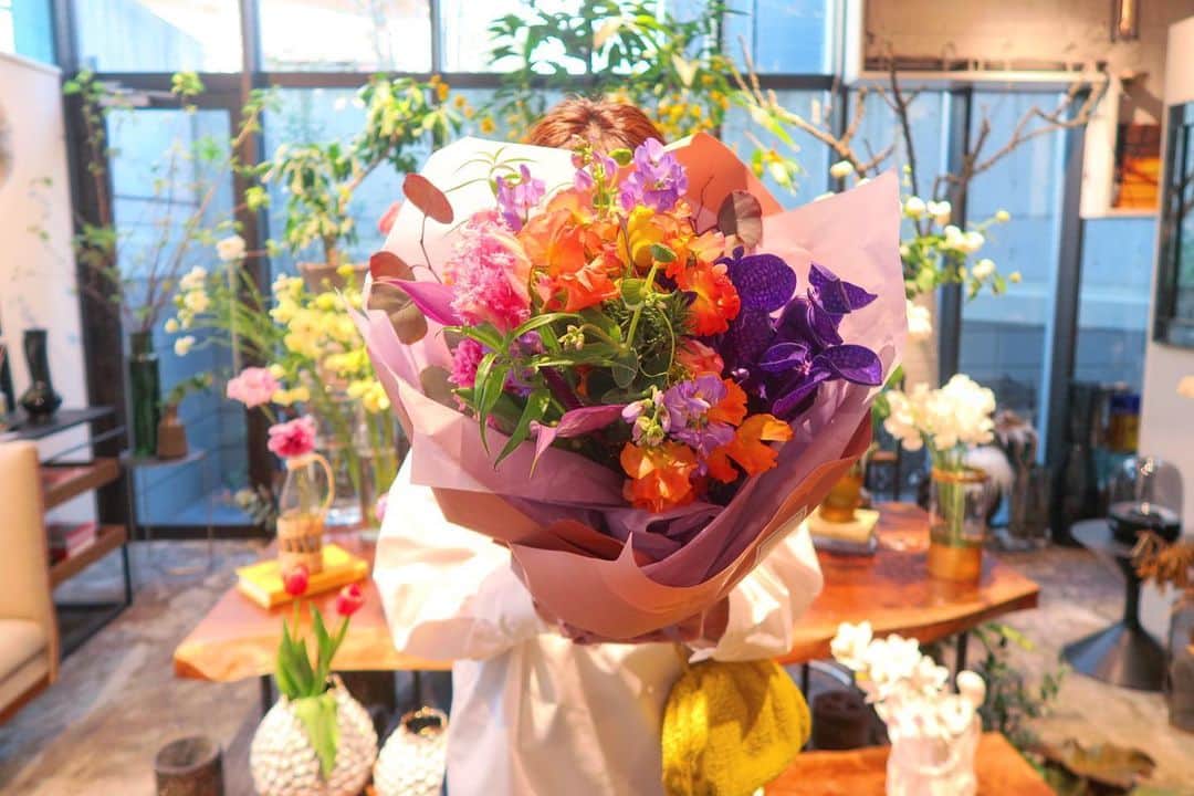 Mai Wakimizuのインスタグラム：「今日は結婚記念日♡結婚して6年、お付き合いして11年。私が仕事と育児を両立しながら平穏に居れるのは、間違いなく主人のおかげです。笑 本当に2人で一緒に子育てが出来てるし、むしろ息子が初めて発する言葉が"パパ"になりそうで怯えてるほど。笑 たまにイラッとする言動もあるけど(今日もありました♡笑)、感謝の方が大きいので文句はやめときます♡笑  #結婚記念日#the_neighbors_kobe」