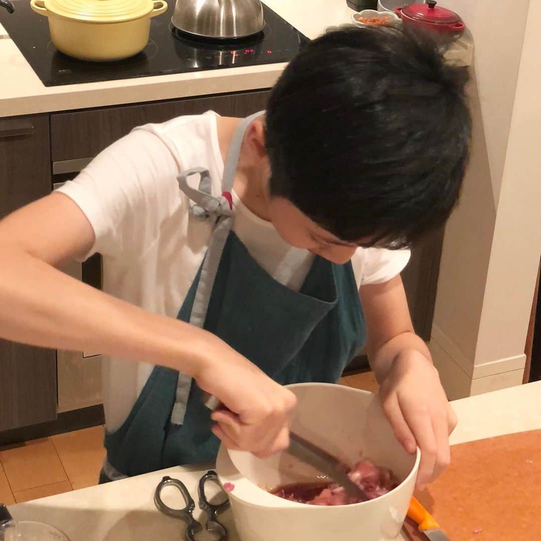 のインスタグラム：「春休み中のボクが、新たなレシピに挑戦したい！と、生姜焼きを作ってくれました。暑いって、下着のシャツだけど笑。私は真鯛のカルパッチョを担当。すくすく料理男子に育ってくれい！生姜もしっかり効いていて、美味しかったよ。ご馳走さまでした。  #うちごはん　#目指せ料理男子 #男子ママ #boysmom #内田恭子 #kyokouchida」