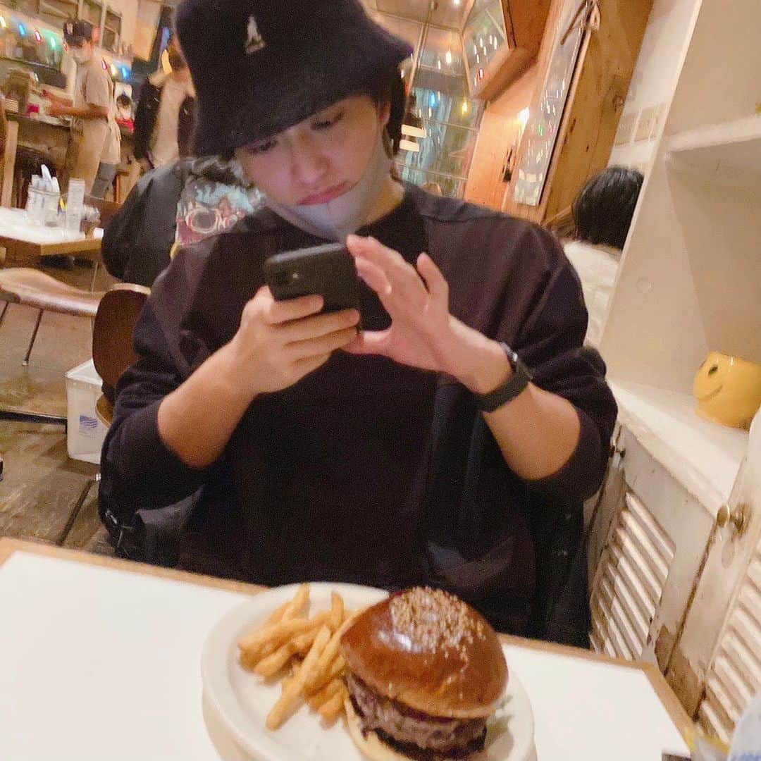 藤田富のインスタグラム：「お久しぶりです！ 桜が舞う季節到来です。緊急事態宣言明けということで、なんと原宿でバーガー食べました。原宿でバーガーとか約7年ぶりくらいな気がします。昔は原宿に週5くらいにいて、ご飯も原宿が多かったからすごく懐かしかったです。しかも久々に仲良しの美容師さんと行ったので、話が止まりませんでした。(バーガー食べる時は無言) バーガーの前は久々に原宿にある「MEN’S KIREIMO」さんに行って来ました！緊急事態宣言あったからなかなか行けなかったけど、行けなかったときも自宅お手入れの時間ほぼないです。毎朝の髭剃りも無いし。たまに剃るくらいでとっても楽ちん。これから夏も控えてるのでさらにつるつるになってきました🍉 千鳥のノブさんが「MEN’S KIREIMO」に通って人生変わったゆーてたけど、まさにそれです。男性も女性もぜひ脱毛試してみてください。  #MENSKIREIMO #メンズキレイモ #メンズ脱毛 #脱毛 #KIREIMO #キレイモ」