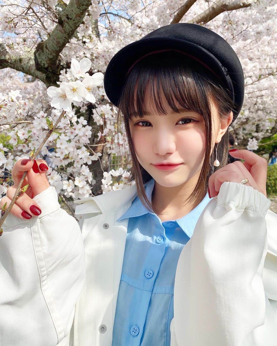 みもれもんさんのインスタグラム写真 - (みもれもんInstagram)「You came to Kyoto to see the cherry blossoms!  In spring, the cherry blossoms are in full bloom in Japan and it's beautiful!🤍🌸 ・ ・ 前の投稿コメント沢山ありがとうです🤍 正解は京都に桜を見に来てるょぉ〜🌸 ちょうど満開でビックリ🤣🤍🤍 みんなは、もぅ桜見ましたかぁ〜？🌈 ・ ・  #みもれもん #インスタグラビア #カメラ #ショートヘア #ボブ #Japan #日本女孩 #fashion #大人女子 #桜 #お花見 #京都 #八坂神社 #kyoto #kyotojapan #パワースポット」3月29日 20時14分 - mimore_mon0929