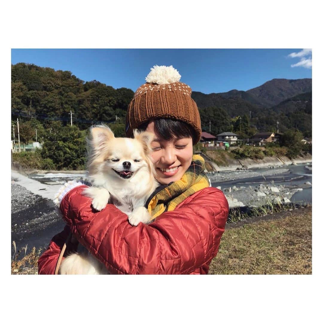 志田彩良のインスタグラム：「・ ちくわと1年振りに再会できた日の写真。 嬉しくて抱きしめたら偶然同じ顔に🐶♡ 遂に今夜ゆるキャン△スペシャル放送です！ 23時6分〜　一緒にリアルタイムしましょう✌🏻 #ゆるキャン△ #ゆるキャンスペシャル」